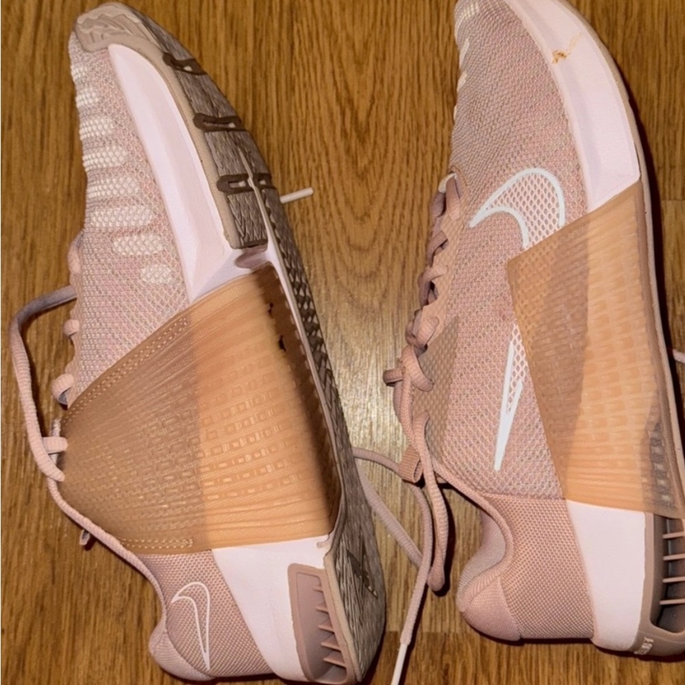 Nike Women's Blush Pink Athletic Shoes Sz 9 - Picture 4 of 5